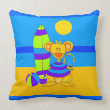 Souris d'enfants de coussins à la plage