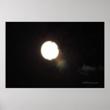Spiritueux une nuit éclairée par la lune affiche