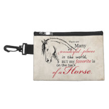 Sur le dos d'un cheval trousse pour accessoires