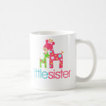 T-shirt génial de petite soeur de girafe tasses