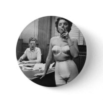 Tabagisme modèle de lingerie dans un bureau