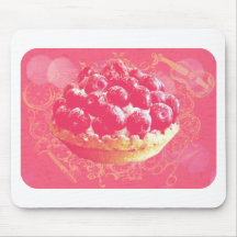 Tarte romantique rose rêveuse de myrtille avec des tapis de souris