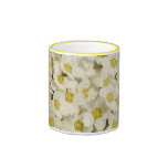 Tasse blanche de fleurs