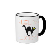 Tasse chanceuse se sentante de Halloween de chat n