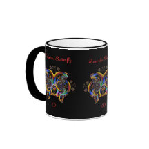 Tasse de café de papillon d'éloge