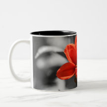 Tasse de café rouge de fleur