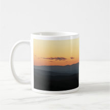 Tasse de panorama de lever de soleil de montagne d