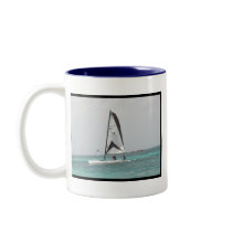 Tasse en céramique de petit voilier de catamaran