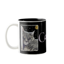 Tasse grise de chat tigré de sommeil léger