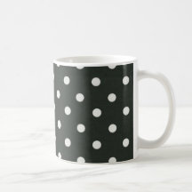 Tasse noire et blanche de point de polka