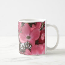 Tasse rose d'aquarelle de cornouiller