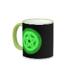Tasse rougeoyante verte de pentagramme