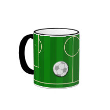 Terrain de football et boule tasse à café