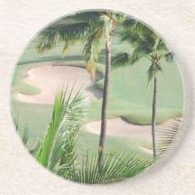 Terrain de golf dans le caboteur de tropiques dessous de verre