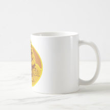 travailleur de la construction de couche de brique tasse