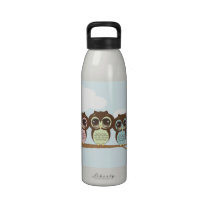 Troupeau doux de petits hiboux sur une branche bouteilles