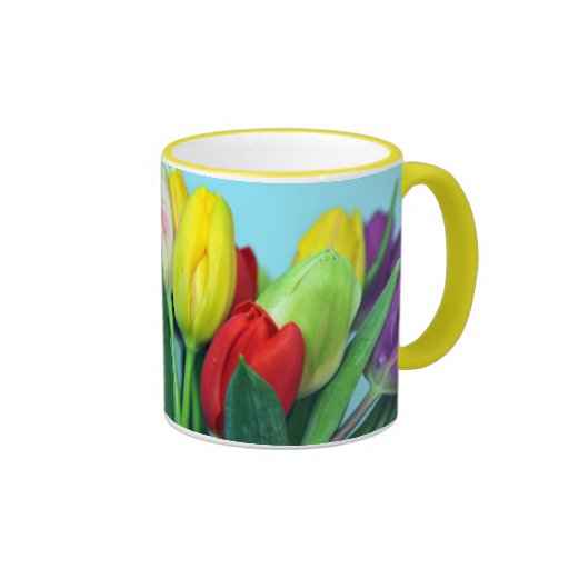 Tulipes dans la tasse de printemps