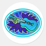 Ukelele met bladeren en bloemen blauwe cirkel, ronde sticker
