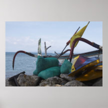 Un bateau de pêche échoué affiches