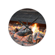 Un feu de crépitement horloge murale