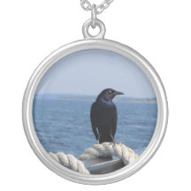 Un oiseau noir sur le ferry pendentif