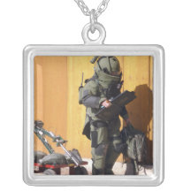 Un technicien collier personnalisé