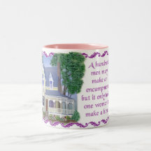 Une femme fait une maison tasse