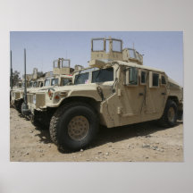 Une rangée des humvees des militaires Polic de gro Posters