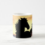 Une silhouette et une cascade de cheval tasse