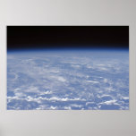 Une vue oblique d'horizon de l'atmosphe de la terr posters