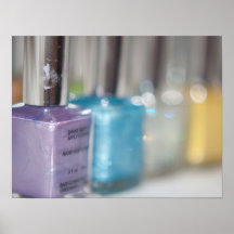 Vernis à ongles pourpre affiche