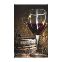 Verre de vin avec le vin rouge sur le baril en boi toile tendue