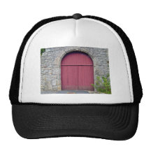 Vieille porte rouge contre un vieux mur en pierre casquettes