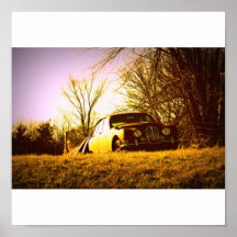 Vieille voiture dans le domaine posters