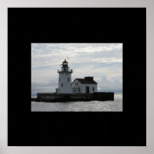 Vieux phare le jour nuageux affiche