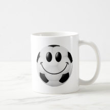 Visage de smiley de ballon de football tasse à café