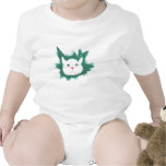 Visage mignon de chaton dans le T-shirt d'herbe