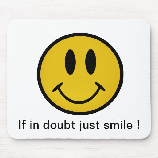 Visage souriant d'or tapis de souris