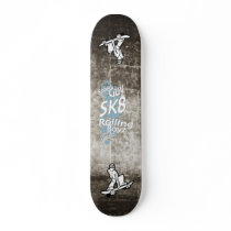 Vitesse SK8 faisante de la planche à roulettes