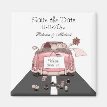 Voiture de fuite rose de jeunes mariés "économies  magnets