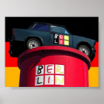 Voiture de Trabant et drapeau allemand, Berlin Poster