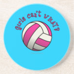 Volleyball de filles dans le rose dessous de verres