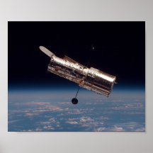 Vue de télescope de Hubble de découverte de navett Poster