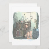 さなやにじ 薄明るい水色のお部屋の本棚のそばで座る素足の女性のイラスト NOTITIEKAARTJE (Voorkant / Achterkant)