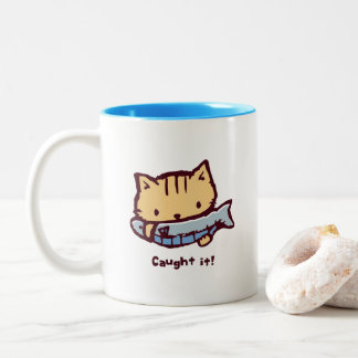 大きなお魚ゲット!| Big Catch! Cute Kitten with a Fish Tweekleurige Koffiemok