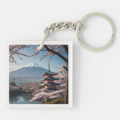 日本の春の最も美しい瞬間を凝縮したような一枚です。富士山を背景に、五重塔と満開の桜が描かれています。 SLEUTELHANGER (Achterkant)