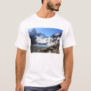 Recherche de gamme de montagne tshirts Image de couleur