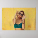 Recherche de femme jaune posters Portrait