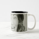 Recherche de 29 ans tasses Regarder l'appareil photo