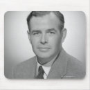 Recherche de cheveux noirs tapis souris Regarder l'appareil photo